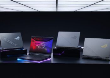 نمای استودیویی از چند لپتاپ ASUS ROG Strix روی استندهای مشکی با نورپردازی RGB و طراحی بدنه گیمینگ