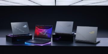 نمای استودیویی از چند لپ‌تاپ ASUS ROG Strix روی استندهای مشکی با نورپردازی RGB و طراحی بدنه گیمینگ
