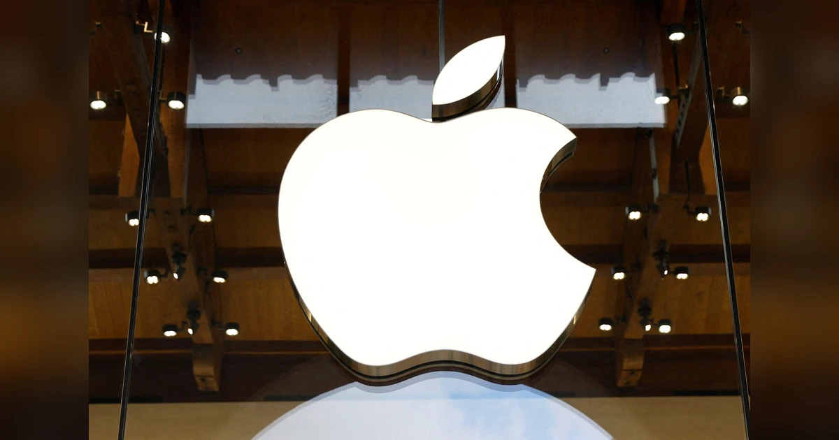 لوگوی اپل روی شیشه یک ساختمان