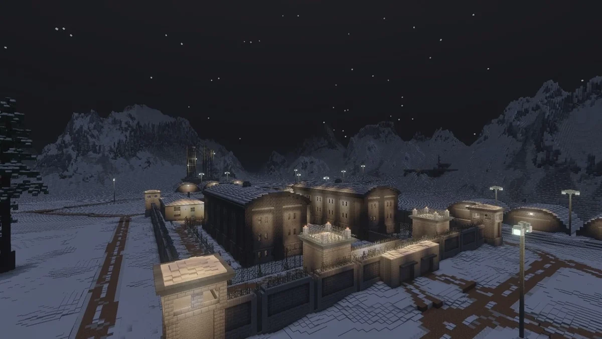 نمای شبانه از محیط ساخته‌شده در Minecraft الهام‌گرفته از Stranger Things، شامل مجموعه ساختمان‌های محصور با دیوار امنیتی، برج‌های نگهبانی، نورپردازی صنعتی و چشم‌انداز برفی کوهستانی