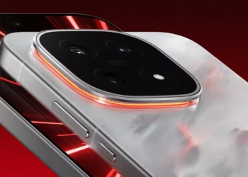 نمای نزدیک از ماژول دوربین گوشی هوشمند با طراحی مستطیلی و چهار لنز، نورپردازی LED قرمز پیرامون قاب دوربین و بدنه فلزی نقرهای با لبههای تخت