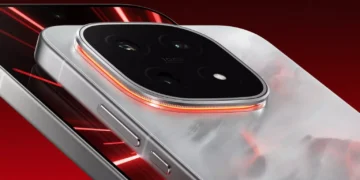 نمای نزدیک از ماژول دوربین گوشی هوشمند با طراحی مستطیلی و چهار لنز، نورپردازی LED قرمز پیرامون قاب دوربین و بدنه فلزی نقره‌ای با لبه‌های تخت