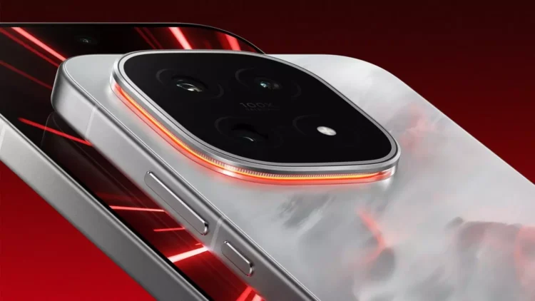 نمای نزدیک از ماژول دوربین گوشی هوشمند با طراحی مستطیلی و چهار لنز، نورپردازی LED قرمز پیرامون قاب دوربین و بدنه فلزی نقره‌ای با لبه‌های تخت