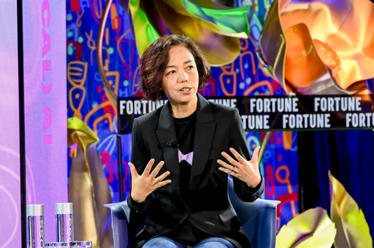 تصویری از فی فی لی در حال مصاحبه