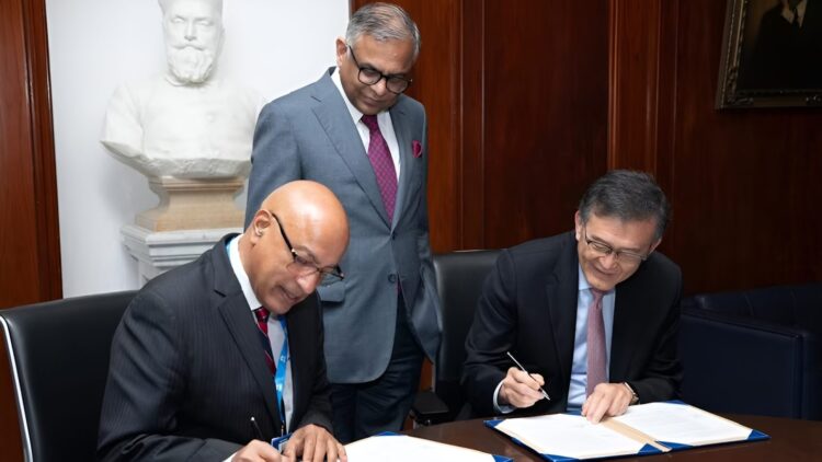 تصویری از امضای قرارداد همکاری اینتل و تاتا توسط مقامات این دو شرکت