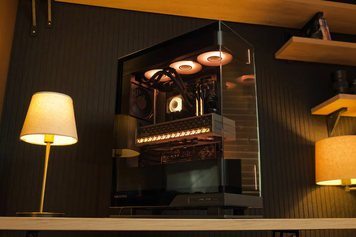 کیس کامپیوتر دسکتاپ گیمینگ با پنل شیشه‌ای، سیستم خنک‌کننده مایع، فن‌های RGB و چیدمان مینیمال در محیط داخلی مدرن