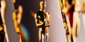 کی‌آرت رسمی نود و هفتمین دوره جوایز اسکار با نمایش مجسمه طلایی آکادمی در پس‌زمینه‌ای درخشان، مرتبط با مراسم Oscars 2025