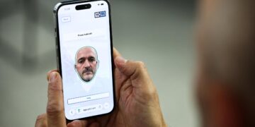 کاربر در حال استفاده از اپلیکیشن Yoti برای تأیید سن با فناوری تشخیص چهره روی گوشی هوشمند