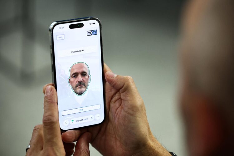 کاربر در حال استفاده از اپلیکیشن Yoti برای تأیید سن با فناوری تشخیص چهره روی گوشی هوشمند