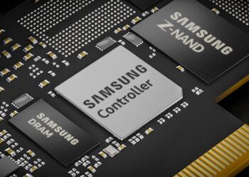 نمای نزدیک از برد الکترونیکی با تراشه‌های کنترلر، Z-NAND و DRAM سامسونگ.