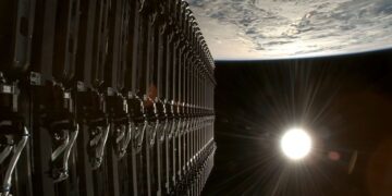 نمایی از دسته ماهواره‌های استارلینک (V2 Mini) چیده شده روی هم در مدار زمین.