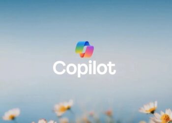 لوگوی رنگارنگ مایکروسافت کوپایلت (Copilot) در پس‌زمینه‌ای محو و روشن.