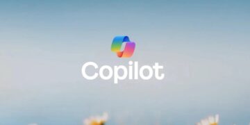لوگوی رنگارنگ مایکروسافت کوپایلت (Copilot) در پسزمینهای محو و روشن.