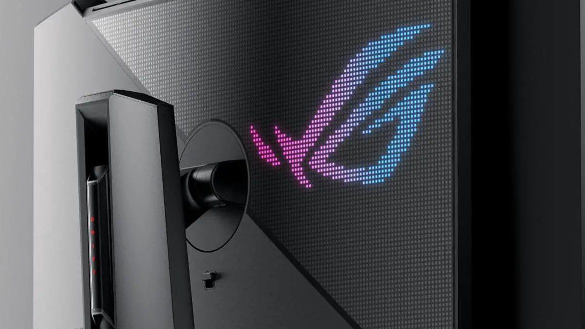 نمای نزدیک از لوگوی درخشان ROG با پیکسلهای نوری در پشت بدنه مانیتور ایسوس.