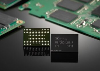 نمای نزدیک از یک تراشه حافظه SK hynix و سطح زیرین اتصالات یک تراشه دیگر.