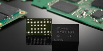 نمای نزدیک از یک تراشه حافظه SK hynix و سطح زیرین اتصالات یک تراشه دیگر.