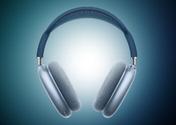 هدفون اپل AirPods Max نقره‌ای در پس‌زمینه آبی تیره.