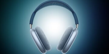 هدفون اپل AirPods Max نقره‌ای در پس‌زمینه آبی تیره.