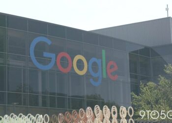 نمای بیرونی ساختمان‌های بزرگ مرکز داده با لوگوی Google.