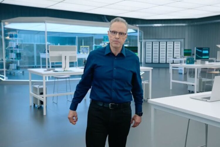 جانی سروجی، مدیر بخش سخت‌افزار اپل، ایستاده در محیط آزمایشگاه طراحی تراشه.