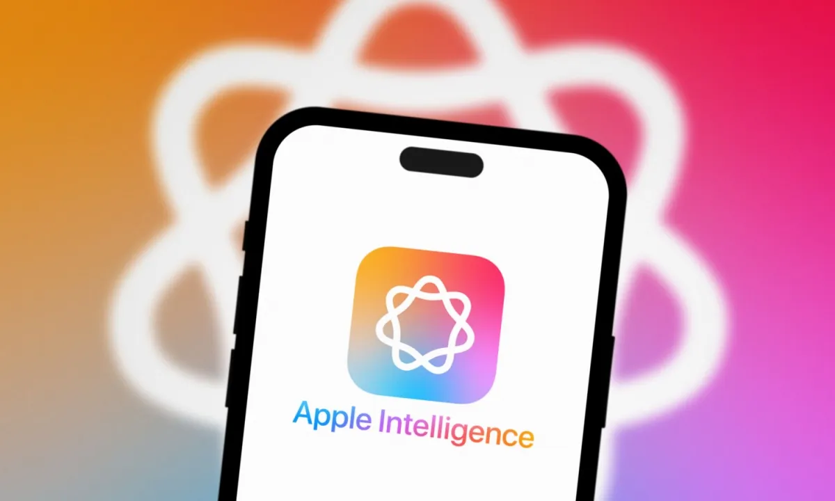 یک گوشی هوشمند که آیکون رنگارنگ و عبارت Apple Intelligence را در مرکز صفحه نمایش می‌دهد.