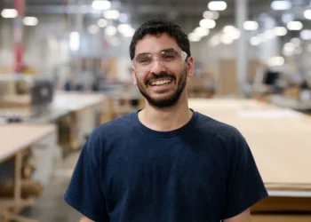 کارمند در محیط کارگاهی تمیز و مجهز در کارخانه تولید محصولات اپل در دیترویت