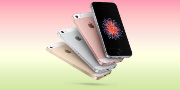 چهار گوشی هوشمند iPhone SE اصلی (طلا، نقره، رزگلد و خاکستری فضایی) در پس‌زمینه‌ای با شیب ملایم صورتی و سبز.