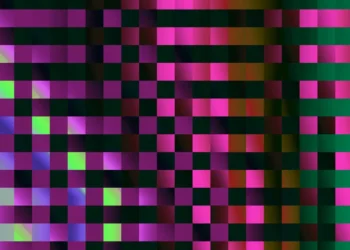 تصویر مفهومی از محتوای دیجیتال با فیلتر پیکسلی رنگی، نماد مسدودسازی تصاویر حساس در گوشیهای هوشمند بدون احراز سن، مرتبط با سیاستهای جدید اپل و گوگل