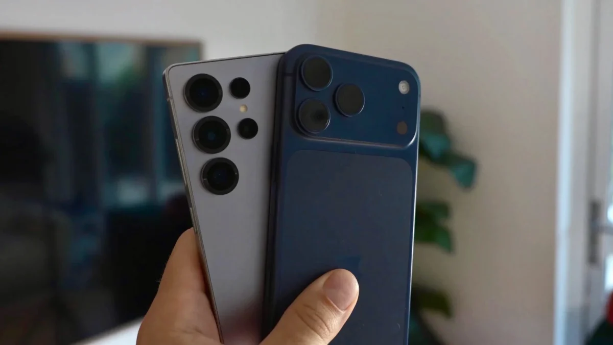 مقایسه فیزیکی و پهلو به پهلو طراحی ماژول دوربین دو گوشی پرچمدار آیفون و گلکسی در دست.