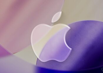 لوگوی براق اپل روی پس‌زمینه‌ای انتزاعی با طیف رنگ‌های بنفش و ملایم.