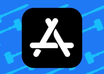 لوگوی سفید اپ استور اپل (App Store) روی زمینه سیاه که در پس‌زمینه آبی آن الگوی چکش تکرار شده است.