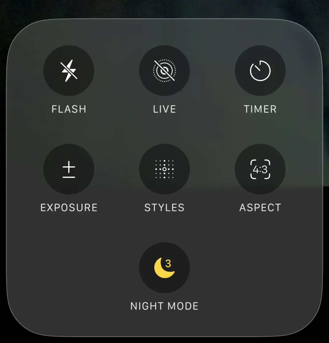 رابط کاربری دوربین آیفون که دکمههای کنترلی مختلف از جمله "NIGHT MODE" را نشان میدهد.