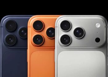 نمای نزدیک از پشت سه گوشی آیفون پرو در رنگ‌های سرمه‌ای، مسی و نقره‌ای که لنزهای دوربین آن‌ها مشخص است.