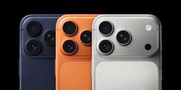 نمای نزدیک از پشت سه گوشی آیفون پرو در رنگ‌های سرمه‌ای، مسی و نقره‌ای که لنزهای دوربین آن‌ها مشخص است.