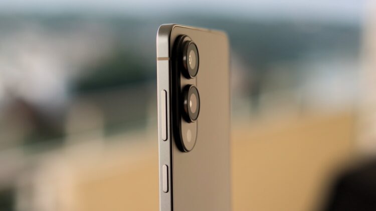 نمای نزدیک از لبه کناری و لنزهای دوربین یک گوشی هوشمند بسیار باریک با بدنه فلزی.