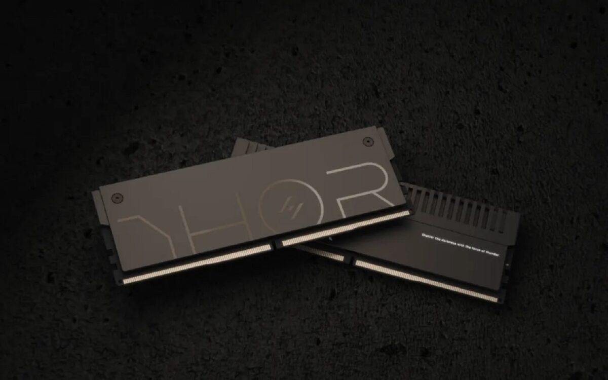 دو ماژول حافظه رم مشکی مدل Asgard Thor DDR5 روی سطحی تیره.