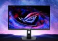 نمای روبروی مانیتور گیمینگ ایسوس ROG Strix XG27JCG با لوگوی ROG روی صفحه و پسزمینه فضایی.