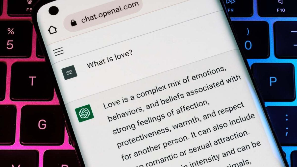 نمای نزدیک از صفحه یک گوشی هوشمند که پاسخ ChatGPT به پرسش «عشق چیست؟» را نمایش میدهد.