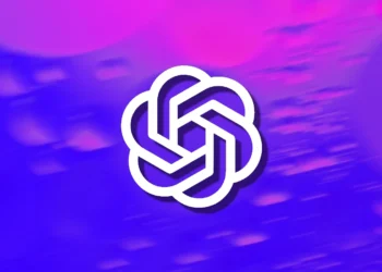 لوگوی رسمی ChatGPT با نشان نمادین گره‌ای سفید در مرکز، روی پس‌زمینه گرادیانی بنفش و آبی با افکت حرکتی دیجیتال