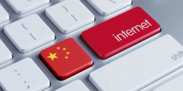 نمای نزدیک از دکمه‌های کیبورد که یکی از آن‌ها دارای پرچم چین و دیگری کلمه internet است.