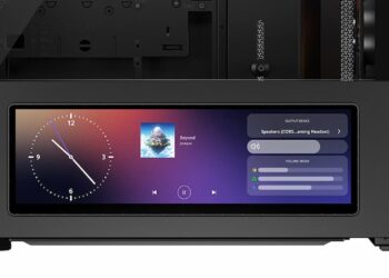 نمای نزدیک از کیس کامپیوتر مشکی که دارای یک صفحه نمایش لمسی داخلی برای نمایش ساعت و کنترل پخش موسیقی است.