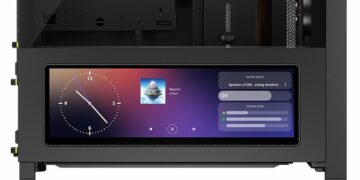 نمای نزدیک از کیس کامپیوتر مشکی که دارای یک صفحه نمایش لمسی داخلی برای نمایش ساعت و کنترل پخش موسیقی است.