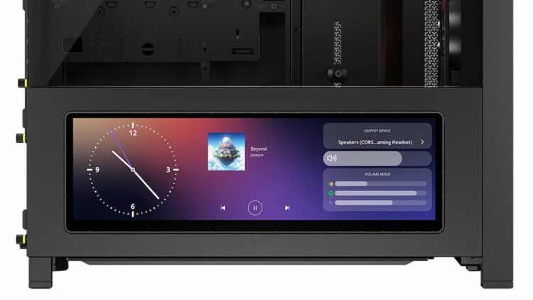 نمای نزدیک از کیس کامپیوتر مشکی که دارای یک صفحه نمایش لمسی داخلی برای نمایش ساعت و کنترل پخش موسیقی است.