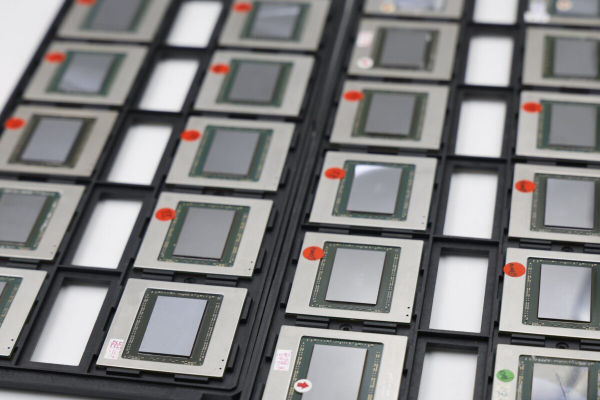 نمای نزدیک از چندین تراشه گرافیکی (GPU Die) معیوب که در یک سینی نگهدارنده چیده شده‌اند.