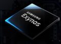 تصویر گرافیکی (رندر) از یک تراشه مشکی با نوشته Samsung Exynos که لبههای آن درخشش آبی دارد.