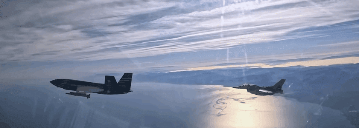 پهپاد Bayraktar Kizilelma در یک پرواز مشترک کنار جنگنده F-16 بر فراز دریای سیاه دیده می‌شود