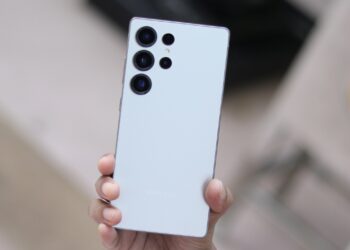 نمای پشت یک گوشی هوشمند سفید رنگ با چیدمان دوربین پنج‌گانه، مشابه طراحی سری Ultra سامسونگ.