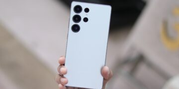 نمای پشت یک گوشی هوشمند سفید رنگ با چیدمان دوربین پنج‌گانه، مشابه طراحی سری Ultra سامسونگ.