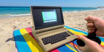 تصویری از لپ تاپ کمودور ۶۴ کنار ساحل