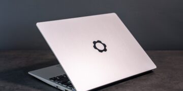 نمای نیم‌رخ لپ‌تاپ Framework که طراحی باریک و لوگوی برند روی درب آن را نشان می‌دهد.